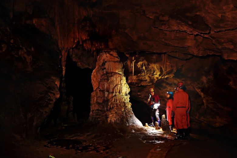 국내 유일 탐험형 생태 동굴인 평창 백룡동굴은 해설사가 동행해 동굴 투어를 하는 여행지다. 베테랑 지질해설사 김도현씨가 백룡동굴 투어에 나선 여행객들에게 설명을 자세히 하고 있다. 박미향 기자