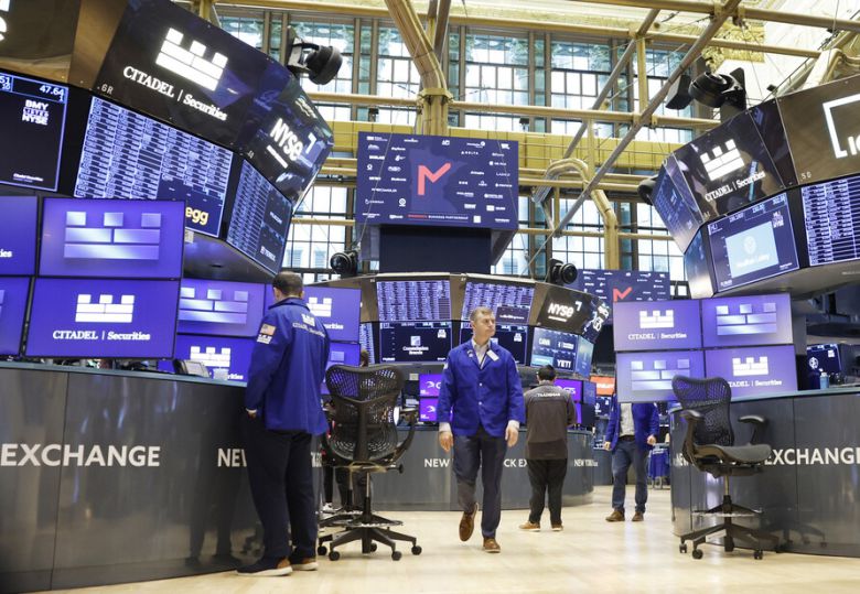 10일(현지시각) 미국 뉴욕증권거래소에 트레이더들이 분주히 오가고 있다. UPI/연합