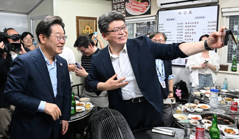 이재명 대통령이 11일 저녁 서울 종로구의 한 식당에서 열린 외식 행사에서 기념사진을 찍고 있다. 대통령실사진기자단