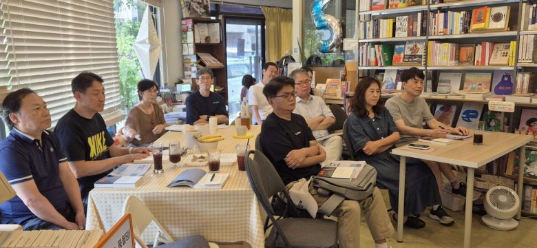 지난 5일 경기 파주 쩜오책방에서 열린 윤비 성균관대 교수의 북토크 참석자들이 귀를 기울이고 있다. 조일준 선임기자