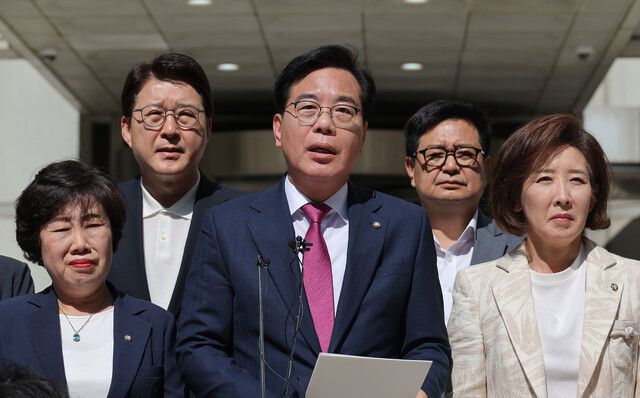 채 상병 사건 수사방해 의혹을 수사하는 이명현 특검팀이 국민의힘 임종득 의원실을 압수수색 중인 11일, 국민의힘 송언석 비상대책위원장 겸 원내대표가 서울 서초구 서울중앙지방법원을 항의 방문해 발언하고 있다. 연합뉴스