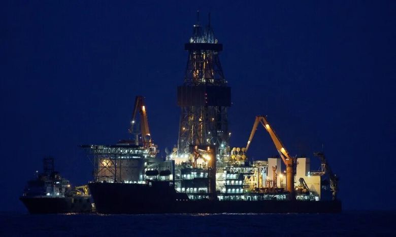 지난해 12월30일 새벽 경북 포항 앞바다에 위치한 대왕고래 유망구조에서 웨스트카펠라호가 탐사 시추 작업을 하고 있다. 연합뉴스