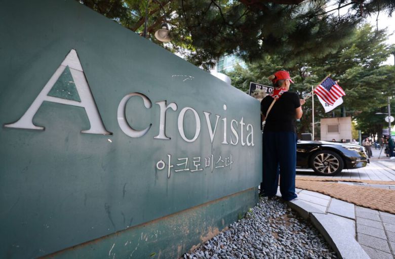 채상병 사건 수사방해 의혹을 수사하는 이명현 순직해병 특검팀이 11일 수사외압 의혹의 \'\'정점\'\'으로 지목된 윤석열 전 대통령에 대한 압수수색에 나섰다. 사진은 이날 서울 서초구 윤 전 대통령 사저 앞. 연합뉴스