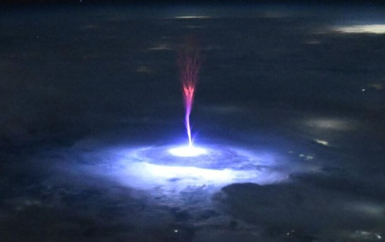 미국항공우주국 우주비행사 니콜 에이어스가 지난 3일 고도 400km 상공의 국제우주정거장(ISS)에서 촬영한 스프라이트 기상 현상. x.com/Astro_Ayers