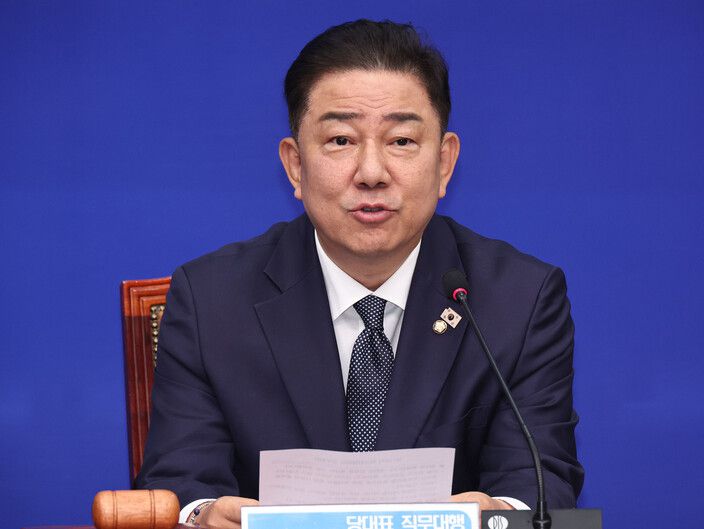 김병기 더불어민주당 대표직무대행 및 원내대표가 11일 국회에서 열린 최고위원회에서 발언하고 있다. 윤운식 선임기자 yws@hani.co.kr