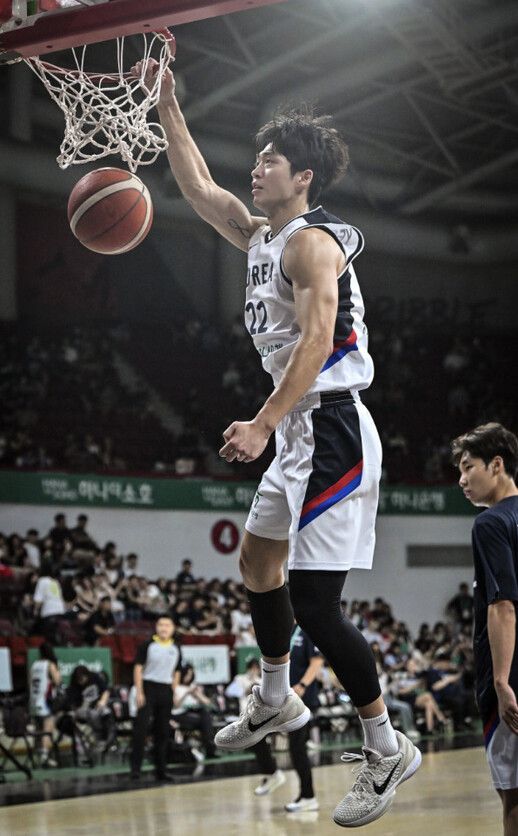 경기 전 몸풀기 시간에 덩크슛을 시도하는 여준석. 대한민국농구협회 제공