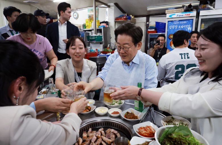 이재명 대통령이 11일 저녁 서울 종로구의 한 식당에서 직원들과 함께 건배를 하고 있다. 대통령실사진기자단