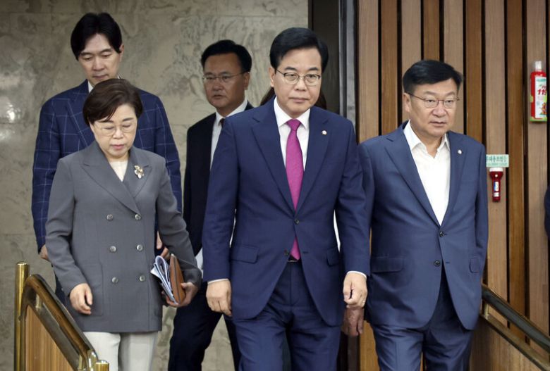 송언석 국민의힘 비상대책위원장 및 원내대표가 11일 오전 국회에서 열린 원내대책회의에 입장하고 있다. 윤운식 선임기자 yws@hani.co.kr