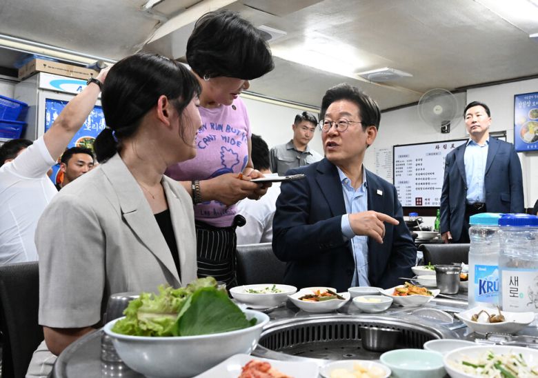 이재명 대통령이 11일 저녁 서울 종로구의 한 식당에서 주문하고 있다. 대통령실사진기자단