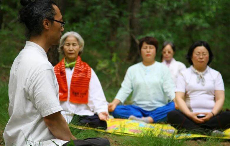 윤 이사가 심신수련 센터 취산재 회원들에게 웨이브온 명상법을 안내하고 있다.