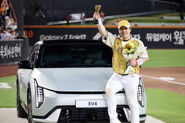 엘지 트윈스 박동원이 12일 대전 한화생명 볼파크에서 열린 2025 신한 SOL뱅크 KBO 올스타전에서 ‘미스터 올스타’로 선정된 뒤 부상으로 받는 차량과 함께 기념사진을 찍고 있다. 연합뉴스