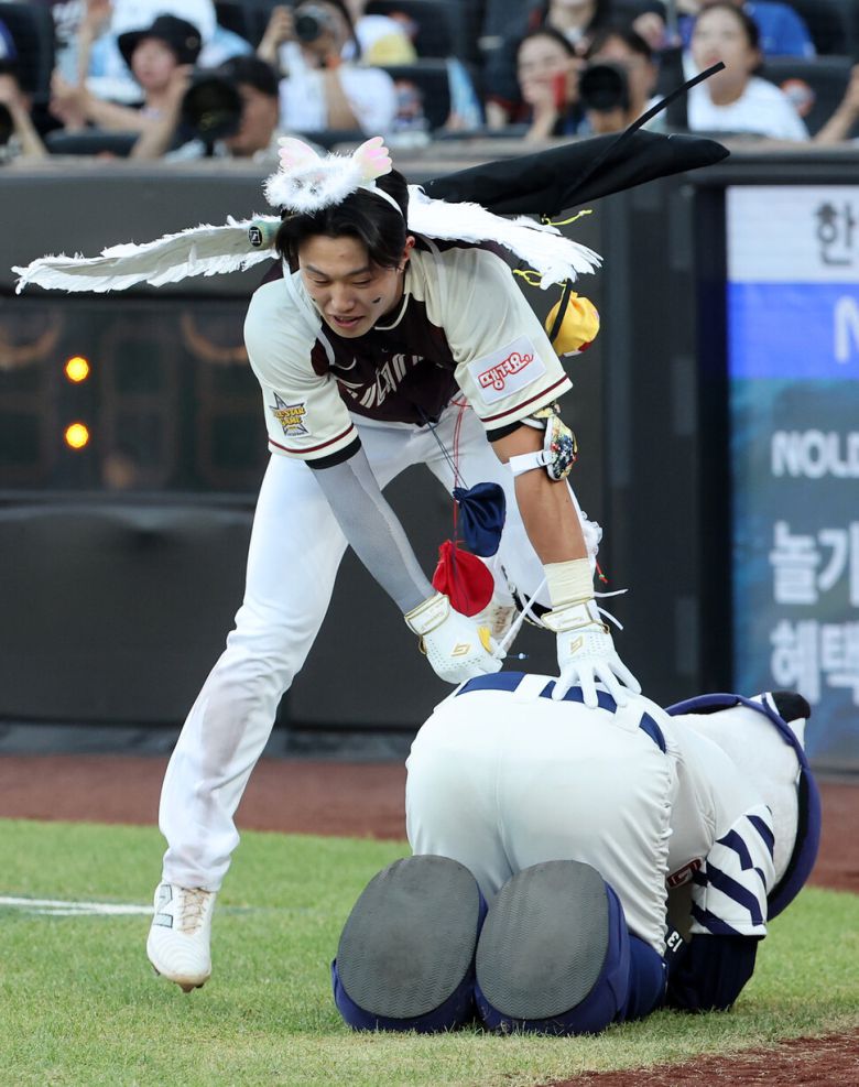 롯데 자이언츠 전민재가 12일 대전 한화생명 볼파크에서 열린 2025 신한 SOL뱅크 KBO 올스타전에서 천사 날개를 하고 등장하고 있다. 연합뉴스