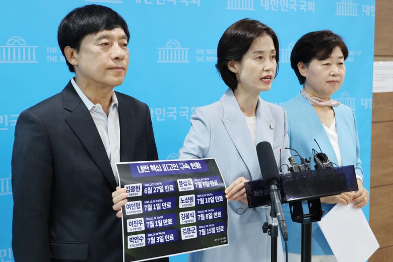 조국혁신당 박은정 의원(가운데)이 6월17일 내란·외환 범죄에 대한 구속 기간을 연장하는 형사소송법 개정안을 공동발의한 더불어민주당 서영교(오른쪽)·이성윤 의원과 법안에 대해 설명하고 있다.연합뉴스