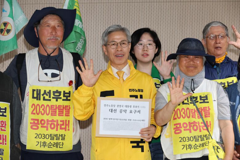 권영국 민주노동당 대통령 후보(가운데)가 지난 5월15일 서울 종로구 향린교회에서 ‘2030 탈핵 탈석탄 탈송전탑 희망 기후도보순례단’으로부터 대선 공약 요구서를 전달받고 기념사진을 찍고 있다. 정용일 선임기자 yongil@hani.co.kr