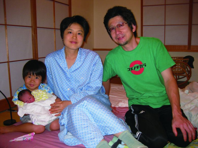 집에서 조산사를 불러 둘째 히카루를 낳은 직후 가족사진. 왼쪽부터 아기 히카루를 안고 있는 모코, 마리코, 이타루 와타나베. 더숲 제공