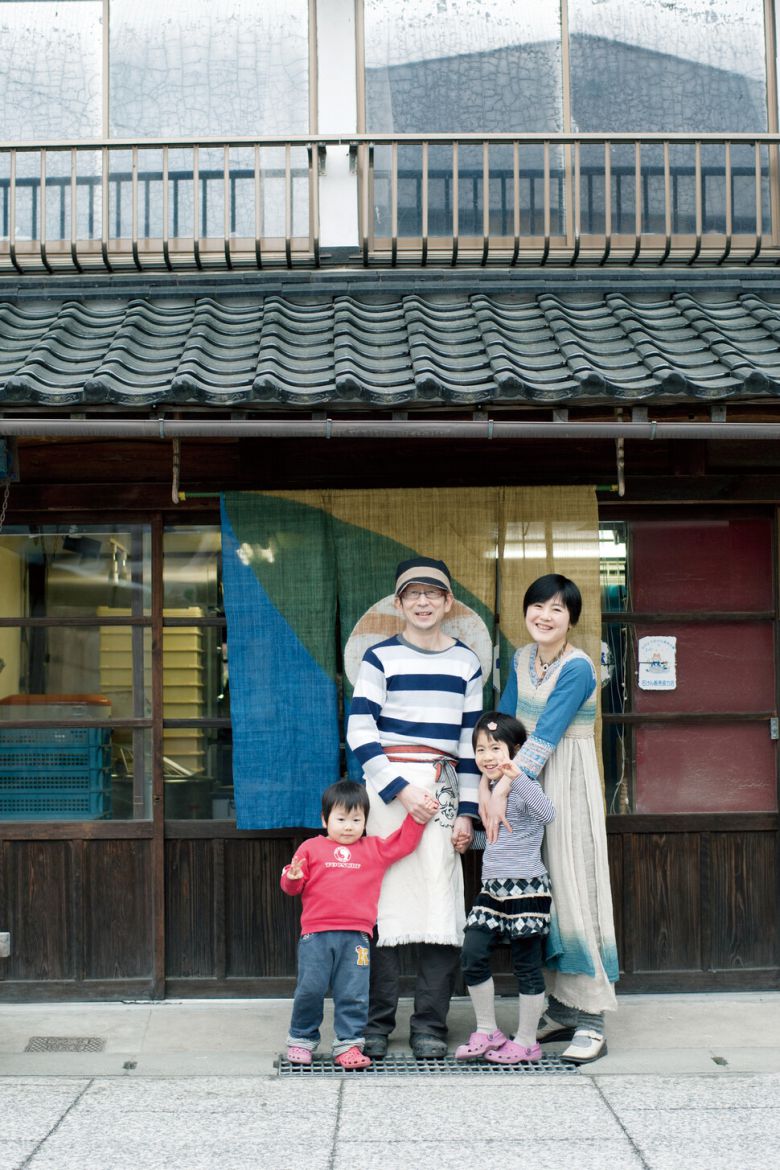 2008년 처음 문을 연 시골빵집 다루마리 앞에서 찍은 와타나베 가족 사진. 왼쪽부터 아들 히카루, 아버지 이타루, 딸 모코, 어머니 마리코. 더숲 제공