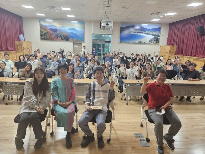 남해 은모래책방에서 연 북토크. 왼쪽부터 딸 모코, 마리코, 이타루 와타나베, 그리고 이날 통역을 맡은 에코페미니즘연구센터 달과나무 이윤숙 연구위원. 김소민 제공