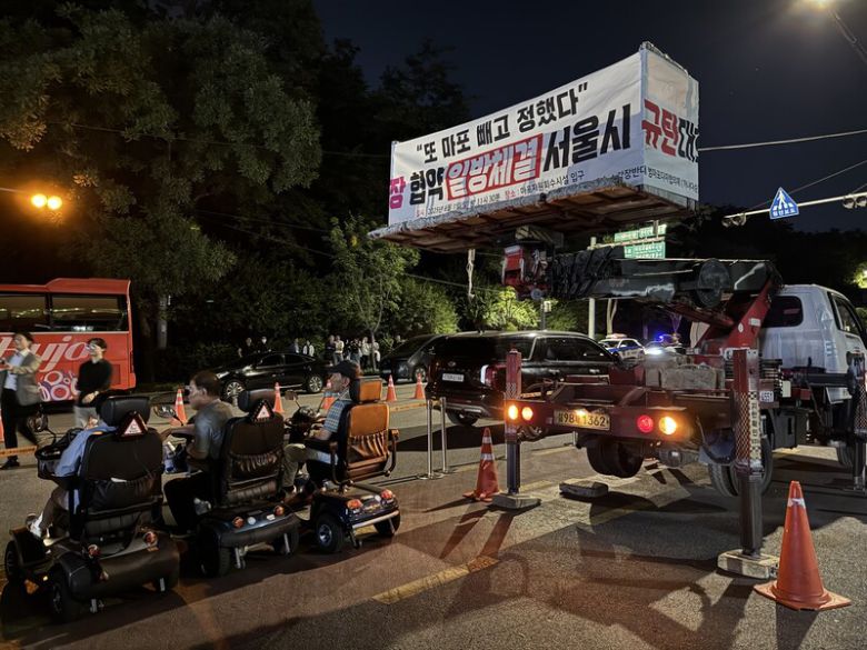 지난 11일 밤 11시께 서울 마포구 상암동 마포자원회수시설 앞에 주민들이 모여 신규 소각장 설치 반대하는 집회에 참석하고 있다. 장수경 기자