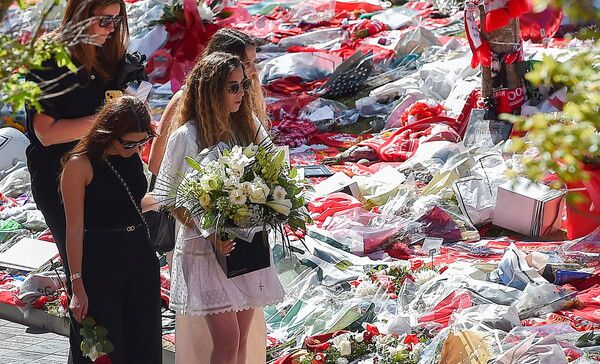 디오구 조타의 부인인 루트 카르도조(오른쪽)가 11일(현지시각) 리버풀의 안필드 구장에서 남편을 추모하며 걸어가고 있다. 리버풀/로이터 연합뉴스