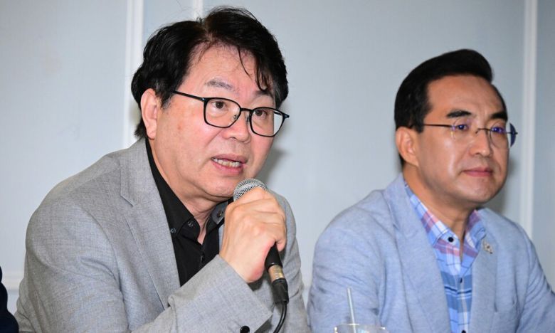 이한주 국정기획위원장이 13일 서울 종로구 한 카페에서 열린 기자간담회에서 발언하고 있다. 오른쪽은 박홍근 기획분과장. 연합뉴스