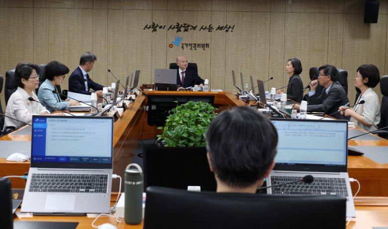 14일 오후 서울 중구 인권위에서 제14차 전원위원회가 시작되기 직전 안창호 위원장을 비롯한 위원들이 자리에 앉아있다. 류우종 선임기자 wjryu@hani.co.kr