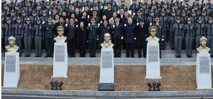 문재인 정부 때인 지난 2018년 3월1일 서울 육군사관학교에서 열린 홍범도 장군 등 독립전쟁 영웅 5인 흉상 제막식에서 신흥무관학교를 세운 이회영 선생의 손자인 이종찬 광복회장, 이종걸 전 더불어민주당 의원, 청산리대첩을 이끈 김좌진 장군의 손녀인 김을동 전 새누리당 의원과 육사 생도 등이 참석하고 있다. 연합뉴스