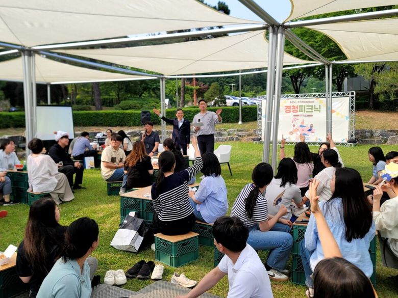 유길상 총장이 지난 5월 말 취임 2주년을 맞아 교내 잔디밭에서 진행된 ‘경청 피크닉 행사\'에 참석했다. 한국기술교육대 제공