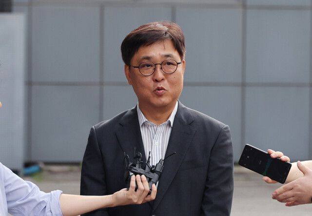 최휘영 문화체육관광부 장관 후보자가 14일 오전 인사청문회 준비 사무실이 마련된 서울 종로구 국립현대미술관 서울 사무동으로 출근하며 기자들의 질문에 답하고 있다. 김혜윤 기자 unique@hani.co.kr