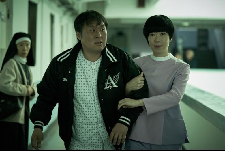 영화 ‘간호중’에는 상대적으로 가격이 저렴한 보급형 간병로봇(사진 오른쪽)과 다양한 부가 기능이 탑재된 고급형 간병로봇이 나온다. 제작 수필름·배급 찬란.