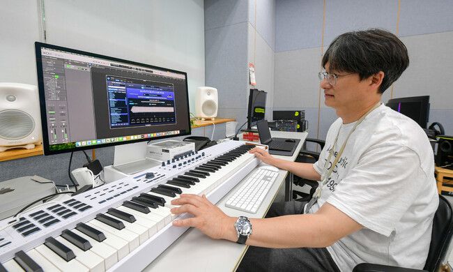 정원길 현대모비스 음향시스템팀 책임연구원이 지난달 25일 경기 용인시 기술연구소에서 전자 키보드를 이용해 차량용 음원을 만들고 있다. 현대모비스 제공