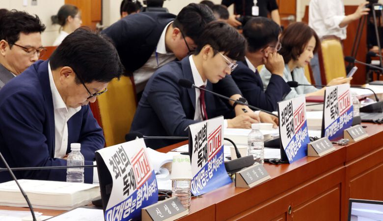 14일 국회 과학기술정보방송통신위원회 전체회의에서 노트북에 국민의힘 의원들이 붙인 ‘방송3법’ 통과에 항의하는 인쇄물로 인해 인사청문회가 파행되고 있다. 김경호 선임기자 jijae@hani.co.kr