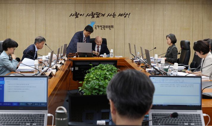 14일 오후 서울 중구 인권위에서 제14차 전원위원회가 시작되기 직전 안창호 위원장을 비롯한 위원들이 자리에 앉아있다. 류우종 선임기자 wjryu@hani.co.kr