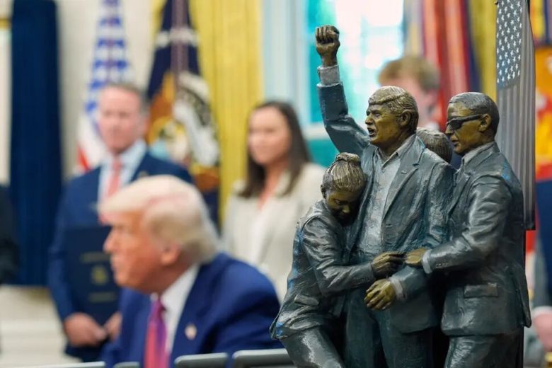 지난 5월 트럼프 대통령의 백악관 집무실에 놓여 있는 청동 동상. 트럼프 대통령이 암살 위기를 피한 직후 주먹을 흔드는 모습을 담고 있다. AP 연합뉴스