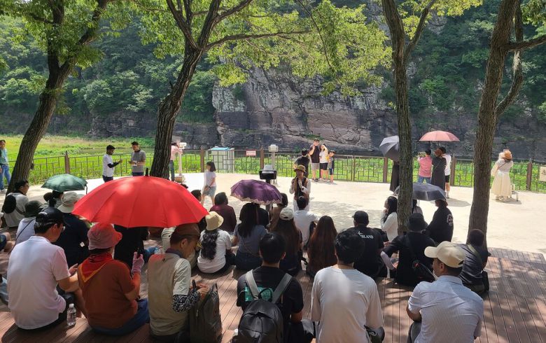 지난 13일 울산 울주군 대곡리 반구대 암각화 전망대에서 방문객들이 문화관광해설사의 설명을 듣고 있다. 연합뉴스