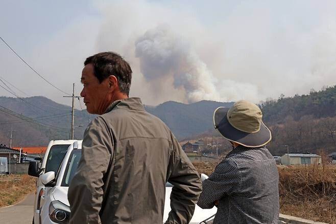 지난 24일 오전 경북 의성군 상화2리 주민들이 인근 야산에 피어오르는 연기를 바라보고 있다. 김영원 기자 forever@hani.co.kr