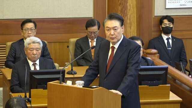 윤석열 전 대통령이 탄핵심판 마지막 변론기일인 지난 2월25일 저녁 서울 종로구 헌법재판소 대심판정에서 최후진술을 하고 있다. 헌법재판소 제공