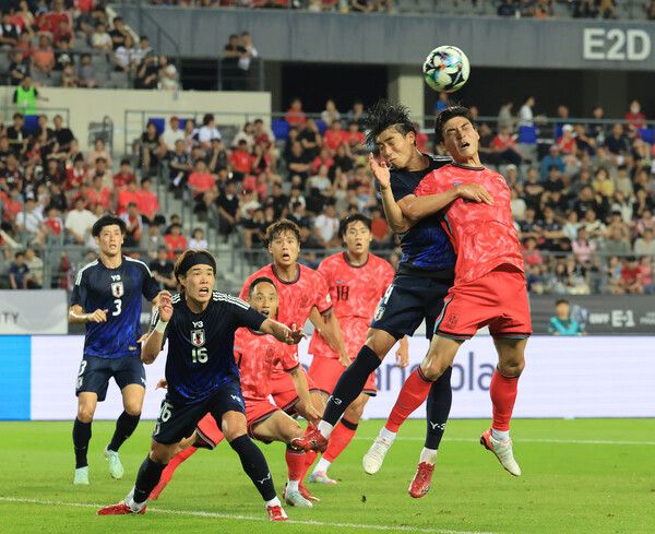 박진섭이 15일 경기도 용인 미르스타디움에서 열린 2025년 동아시아축구연맹(EAFF) E-1 챔피언십(동아시안컵) 남자부 최종 3차전 일본과 경기에서 머리로 공의 방향을 바꾸고 있다. 연합뉴스