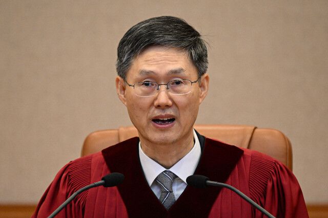 문형배 헌법재판소장 직무대행이 지난 4월4일 오전 서울 종로구 헌법재판소 대심판정에서 윤석열 대통령 탄핵심판 인용 결정문을 낭독하고 있다. 사진공동취재단