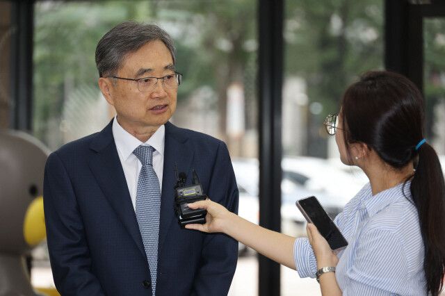 조현 외교부 장관 후보자가 지난 6월24일 청문회 준비 사무실이 마련된 서울 종로구 세종로대우빌딩으로 출근하며 기자들의 질문에 답하고 있다. 김혜윤 기자 unique@hani.co.kr