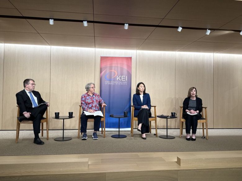 미국 워싱턴DC의 싱크탱크인 한미경제연구소(KEI)가 14일(현지시간) 주최한 대담에서 참석자들이 발언하고 있다. 왼쪽부터 스콧 스나이더 KEI 회장, 태미 오버비 올브라이트 스톤브리지 그룹 선임고문, 안세령 주미대사관 경제공사, 웬디 커틀러 아시아소사이어티정책연구소 부회장.