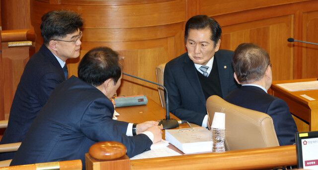 김진한 변호사(맨 왼쪽) 등 법률대리인단과 국회 탄핵소추위원이던 정청래 의원이 지난 2월18일 서울 종로구 헌법재판소에서 열린 \'윤석열 대통령 탄핵심판 9차 변론\'에 앞서 이야기를 나누고 있다. 이날 윤석열 대통령은 법정에 출석하지 않고 돌아갔다. 사진공동취재단
