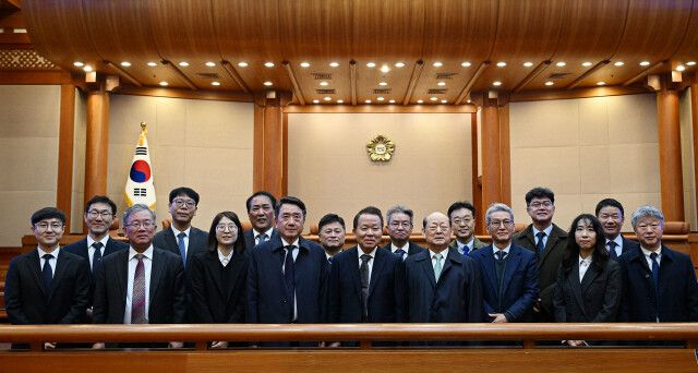 지난 4월4일 서울 종로구 헌법재판소 대심판정에서 열린 윤석열 대통령의 탄핵심판 선고가 끝난 뒤 국회 측 변호인단이 기념촬영을 하고 있다.사진공동취재단