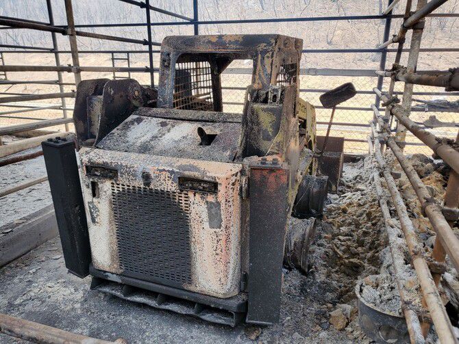 지난 3월 영남 지역 산불로 권영윤씨 농기계가 불에 탔다. 사진 권영윤씨 제공