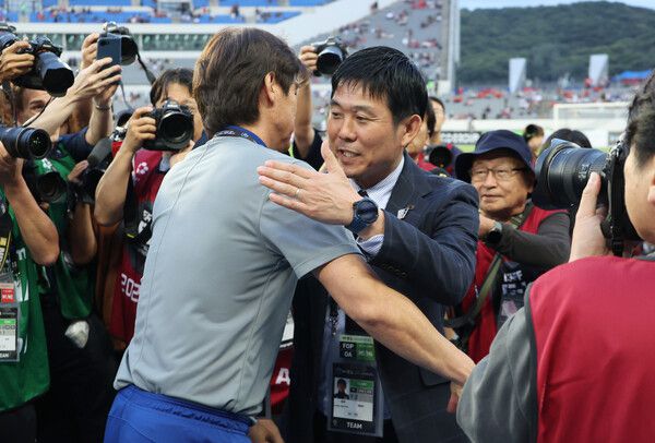 홍명보 감독이 15일 한일 라이벌전에 앞서 모리야스 하지메 일본 감독과 인사하고 있다. 연합뉴스