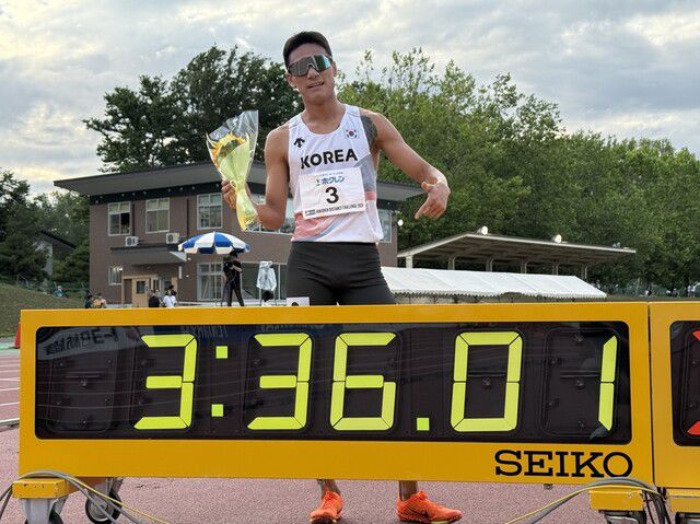 이재웅이 16일 일본에서 열린 2025 호크렌디스턴스챌린지 4차 대회 남자부 1500ｍ 경기에서 3분36초01 한국 신기록을 세운 뒤 기념 촬영하고 있다. 대한육상연맹 제공