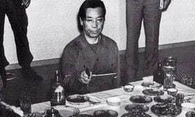 1979년 11월7일 밧줄에 묶인 김 부장이 권총을 든 채 박 전 대통령 시해 장면을 재현하고 있다. 사진 80보도사진연감