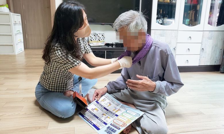 서산시보건소 직원이 관내 취약계층 어르신을 찾아가 폭염 구호품을 전달하고 건강 상태를 살피고 있다. 서산시 제공