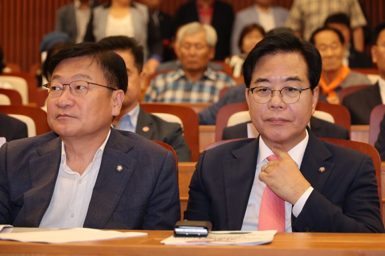 14일 윤상현 국민의힘 의원이 주최한 ‘자유공화 리셋코리아를 위하여’ 행사에 국민의힘 송언석 비상대책위원장 겸 원내대표(오른쪽)가 참석해 있다. 연합뉴스