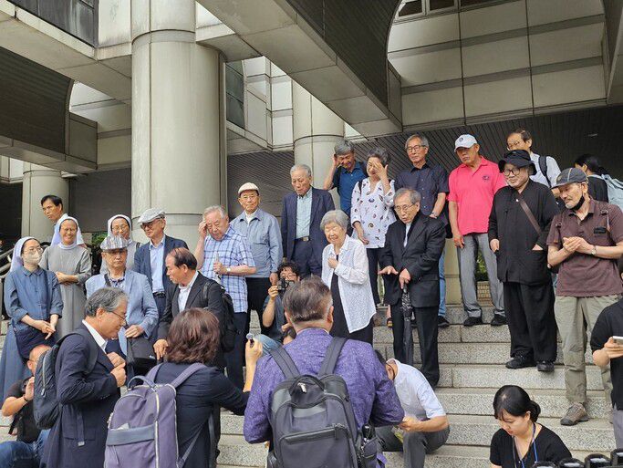 16일 서울 서초구 서울고등법원 앞에서 김 전 부장의 변호인단이 기자와 방청인들을 향해 이날 재판 내용을 브리핑하고 있다. 장현은 기자 mix@hani.co.kr