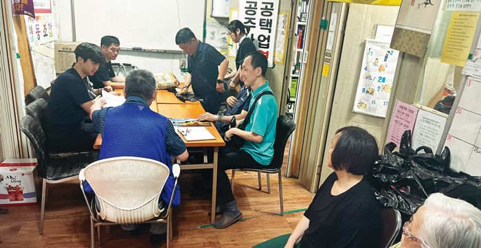 지난 7월11일 낮 폭염 속에서 모인 동자동사랑방 주민들이 열악한 환경과 재정착을 위한 대응 방안을 마련하기 위해 회의를 진행하고 있다.